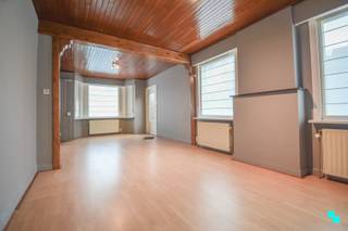 Deze licht te renoveren halfopen bebouwing met twee slaapkamers beschikt over een bewoonbare oppervlakte van 143 m² (volgens EPC-attest) en is...