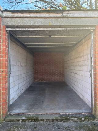 <p>Deze extra ruime garagebox van ca. 16,5 m² is gelegen in de Rendierstraat te Wilrijk en biedt voldoende plaats voor een wagen, motor of bijkomende opslag. De garagebox heeft een hoogte van 2,59 m, een breedte van 2,74 m en een diepte van 6,03 m.</p><p>De garagebox is vlot en gemakkelijk bereikbaar, ook met een grotere wagen of camionette, en is voorzien van een manueel bedienbare kantelpoort. De box beschikt niet over elektriciteit. Een bijkomend voordeel is dat er geen syndicus aanwezig is en er bijgevolg geen gemeenschappelijke kosten zijn. De garagebox is zowel interessant voor eigen gebruik als voor wie op zoek is naar een praktische investering. Vraagprijs: €30.000</p><p>Bij interesse of voor meer informatie kunt u steeds contact opnemen op volgend telefoonnummer:</p>
