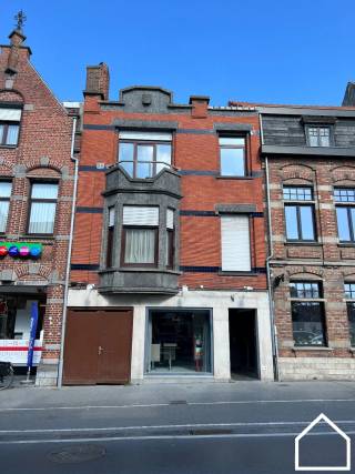 In het stadskern Ieper, nabij de Menenpoort gelegen vindt u dit investerings- , handelseigendom. Opp: 115m².<br />Heden ingericht als volgt:<br />Gelijkvloers handelsruimte(92m²) met droge kelder, zijdelingse uitweg. Sanitair en achterliggend koertje.<br />De 1ste verdieping is ingericht als studio (57m²) met keuken, badkamer en veranda. Dakterras mogelijk.<br />Tweede verdieping bestaat uit een ruim duplex 1 slaapkamer appartement (59m²) en nog vrije beschikbare zolder. Ook hier dakterras mogelijk.<br />Gescheiden nutsvoorzieningen.<br />Geschikt voor diverse doeleinden.<br />