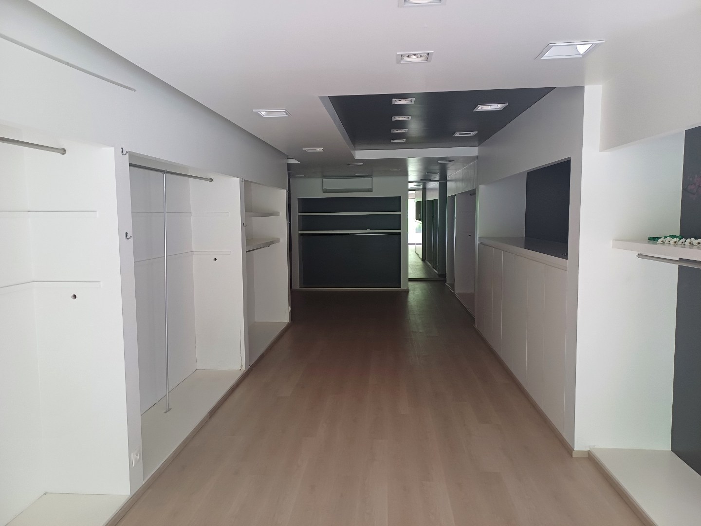Instapklare handelsruimte midden in Neer(Pelt) centrum - foto 4