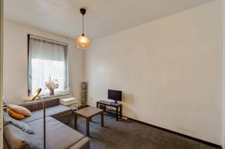 <p>Voor meer info of een bezoek ter plaatse, contacteer steven@copandi.be of bel 0498 61 58 86<strong>.</strong></p><p><br />Deze woning dient hier en daar wat opgefrist te worden, maar er zijn in principe geen verplichte kosten. De woning beschikt over een EPC met label C, een conforme elektriciteit (tot 2044). Enkele schouwbuizen op de bovenste verdieping zijn asbest en dienen tegen 2040 verwijderd te worden. In 2021 is het dak gerenoveerd en geïsoleerd .</p><p> </p><p><strong>Gelijkvloers</strong><br />Deze woning beschikt over meerdere leefruimtes die samen zorgen voor een aangename en flexibele indeling. De ruime keuken sluit mooi aan op de leefruimte en biedt voldoende plaats voor een eetgedeelte. Achteraan bevindt zich een gezellig terras waar je in alle rust kan genieten van de buitenruimte.</p><p>Verder beschikt het gelijkvloers over een inkomhal en een apart toilet. Dankzij de verschillende leefruimtes zijn er tal van mogelijkheden om een zithoek, bureau of hobbyruimte in te richten.</p><p> </p><p><strong>Verdiep 1</strong><br />Op de eerste verdieping bevinden zich twee ruime slaapkamers en een grote badkamer met douche, wastafel en toilet. De nachthal zorgt voor een vlotte verbinding tussen alle ruimtes.</p><p> </p><p><strong>Verdiep 2</strong><br />De tweede verdieping biedt nog twee extra slaapkamers van verschillende groottes. Deze ruimtes zijn ideaal als kinderkamer, bureau of hobbyruimte.</p><p> </p><p>Deze woning in Mechelen combineert ruimte en functionaliteit met een praktische indeling over meerdere verdiepingen. Dankzij de vier slaapkamers en het terras is dit een ideale woning voor gezinnen of wie op zoek is naar extra ruimte.</p><p> </p><p>✅ Vier slaapkamers<br />✅ Meerdere leefruimtes<br />✅ Ruime keuken<br />✅ Terras<br />✅ Ideale gezinswoning in Mechelen</p>
