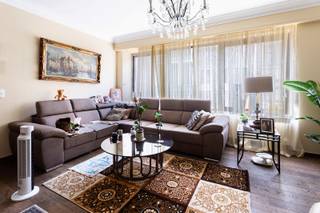 Dit appartement is gelegen in een zijstraat die rechtstreeks uitkomt op het Stadspark. Tal van winkels, supermarkten, restaurants en hippe koffiebars liggen op wandelafstand. Ook culturele trekpleisters zoals het KMSK, Zurenborg, de Meir en de historische binnenstad zijn vlot bereikbaar. Dankzij de goede verbinding met tram- en bushaltes voor de deur, het Centraal Station op korte afstand en een vlotte aansluiting op de belangrijkste invalswegen, geniet u hier van een ideale combinatie tussen rust, bereikbaarheid en stadsbeleving.<br /><br />Gelegen op de derde verdieping bevindt zich dit deels te moderniseren appartement. Via de inkomhal, die toegang biedt tot alle vertrekken, komt u in de lichtrijke leefruimte met plaats voor een zithoek en een eetruimte. Aansluitend bevindt zich de ruime keuken die voorzien is van een vernieuwde oven en ruimte voor een ontbijttafel.<br /><br />De twee slaapkamers bevinden zich aan de achterzijde en zijn uitgerust met rolluiken. De gedeeltelijk vernieuwde, betegelde badkamer is uitgerust met een ligbad, een dubbele lavabo en een verlichte spiegelkast. Achteraan bevindt zich bovendien een zuidoost gericht terras waar u in alle rust van de ochtend- en middagzon kunt genieten. <br /><br />Belangrijkste troeven: energiezuinig (EPC label B), veel natuurlijke lichtinval, lift aanwezig, terras, privatieve kelderberging.<br /><br />Verplichte vermeldingen: EPC: 177 kWh/m², P-score: A & G-score: A, stedenbouw in aanvraag
