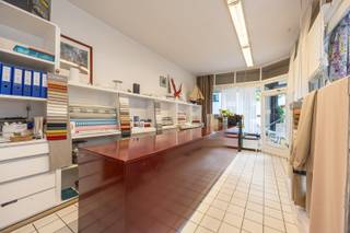 <strong>Handelswoning met veel potentieel</strong>, gelegen in een hoekgebouw nabij de Abdijstraat. Winkels en openbaar vervoer bevinden zich dus vlakbij. Achter de karaktervolle gevel schuilt een goed onderhouden eigendom met koer en garage. <br />Ondanks de liefdevolle zorg van de huidige eigenaar door de jaren heen, is de woning toe aan modernisering. <br /><br /><strong>Indeling:</strong><br /><br />GVL: Winkel, inkomhal, keuken, wc, koer, garage en toegang tot de kelder.<br />V1: Nachthal, 3 slaapkamers, woonkamer en badkamer.<br /><br /><strong>Bijzonderheden:</strong>
<ul>
<li>Mits het verkrijgen van een vergunning kan je hier 1 of 2 verdiepingen bijbouwen!</li>
<li>Betonnen structuur.</li>
<li>CV op gas.</li>
</ul>
