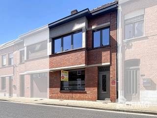 RUIME, CHARMANTE WONING MET UITWEG IN CENTRUM POPERINGE GELIJKVLOERS:INKOMHAL, RUIME WOONKAMER MET AANSLUITEND DE KEUKEN, APART TOILET,...
