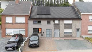 <p>Gelegen aan de Heidestraat (éénrichtingsstraat) in het pittoreske Sint-Amands, biedt deze gerenoveerde en energiezuinige 3 slaapkamer woning een ideale kans voor wie op zoek is naar een nieuwe thuis op een aantrekkelijke locatie. Het pand straalt rust uit, met lichtrijke ruime leefruimtes, wat het perfect maakt voor gezinnen of iedereen die wil genieten van een leuke thuis en de omgeving. Dankzij de centrale ligging zijn zowel lokale voorzieningen als groene gebieden (mooiste scheldebocht van Vlaanderen) snel bereikbaar, wat bijdraagt aan een ontspannen levensstijl.<br /><br />-Perceeloppervlakte 557m<sup>2</sup><br />-Bewoonbare oppervlakte 170m<sup>2</sup><br />-Gelijkvloer vloerverwarming, verdiepingen radiatoren. <br />-2 parkeerplaatsen voor de deur en zeer ruime garage (erfdienstbaarheid, via schuifpoort bereikbaar)<br />-EPC 86 kWH/(m<sup>2</sup>jaar), energielabel A. Zeer goede score!<br />-HR- beglazing, dak geïsoleerd, condenserende gas ketel, zonnepanelen en thuisbatterij,...<br />-Elektriciteit CONFORM algemeen reglement elektrische installaties <br />-Niet-asbestveilig: enkel golfplaten dak garage te verwijderen<br />-Stedenbouwkundige inlichtingen: Woongebied, geen rechterlijke maatregel of bestuurlijke maatregel opgelegd, geen verkavelingsvergunning, voorkooprecht, vergunningen. <br />-Watertoets: Het perceel te Puurs-Sint-Amands, afdeling 5, sectie A met perceelnummer 0453/00T000 bevindt zich niet in een risicozone voor overstromingen. <br /><br /><strong>Voor meer info of een bezoek bel 0475757251 of mail philip@ocvastgoed.be</strong><br /><br /><br /> </p>
<p><br /><br /> </p>