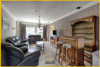 <strong>Immo Van Middelem biedt deze deels op te frissen, goed gelegen 3-gevelwoning aan met 3 ruime slaapkamers, een bureau/polyvalente ruimte, staanplaats en een zonnige tuin nabij het centrum van het St.-Katherina-Lombeek (Ternat).<br /></strong><br />De woning bevindt zich op een perceel van +/-1a33ca. De tuin van +/-4a75ca is eigendom van de NMBS, maar mag gebruikt worden op basis van een bezettingsovereenkomst van onbepaalde duur.<br /><br />Gunstige locatie met het treinstation van Ternat, winkels, scholen, sportfaciliteiten en cultuurcentrum ‘De Ploter’ op wandel- of fietsafstand. De oprit naar de E40 bevindt zich op slechts 1 km, wat zorgt voor een vlotte verbinding.<br />Recht tegenover de woning is het mogelijk om een dubbele garage te huren aan 150 €/maand.<br /><br />De indeling is als volgt:<br />- GELIJKVLOERS: inkomhal met WC, lichtrijke leefruimte (salon en eetplaats) met aansluitende keuken die uitgeeft op het terras en de tuin;<br />- 1e VERDIEPING: nachthal, 3 ruime slaapkamers, een bureau/polyvalente ruimte (doorgangskamer), badkamer met douche in bad en een WC;<br />- KELDER: volledig onderkelderd met atelier, wasplaats en extra WC;<br /><br />EPC: 230kWh/m² – Label C (UC: 3632355)<br />Centrale verwarming op gas (2015).<br />Nieuwe ramen sinds 2015.<br />Gevel- en dakrenovatie met dakpanplaten in 2021.<br />Vrij bij akte.