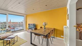 Aan de jachthaven van Zeebrugge verkopen wij dit vernieuwd appartement voorzien van 2 kamers en een terras. Vanuit het appartement kunt u genieten van een heerlijk uitzicht over het water en de aangemeerde zeilboten. Bovendien is de oriëntatie volledig zuidgericht waardoor u naast het mooi uitzicht ook kunt genieten van de zon in het appartement en op het terras. Een enorme troef van deze locatie.<br /><br />Het appartement werd grotendeels vernieuwd met o.a. een nieuw schuifraam, een nieuwe badkamer, een nieuwe open keuken, etc. …<br />De elektriciteit is volledig conform en het energielabel is goed (C).<br /><br />Indeling: grote leefruimte met een volledig ingerichte open keuken en een groot schuifraam met toegang naar het terras. Op de hall een apart toilet en een aparte berging. Verder nog een grote slaapkamer, een kleinere kamer (ideaal voor een stapelbed, of als dressing) en een mooie badkamer met inloopdouche. Klein terrasje aan de achterzijde.<br /><br />Meer informatie of een vrijblijvend bezoek?<br />Contacteer Sacha Vanrafelghem op GSM 0487/43.79.10.
