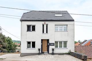 Voor meer info en foto’s, surf naar www.swevers.be – Deze woning aan de Sint-Truidersteenweg 245 in Borgloon biedt 146 m² bewoonbare oppervlakte, drie ruime slaapkamers en een zuidgericht perceel van 301 m². De woning dateert van 1937, maar werd in 2022 volledig gerenoveerd, waarbij onder andere de ramen, het dak, de keuken, de badkamer, de elektriciteit en de verwarming werden vernieuwd. Ook werd vloerverwarming voorzien. De woning is praktisch ingedeeld over drie bovengrondse verdiepingen en een kelder. Op het gelijkvloers vind je een centrale inkomhal, een woonkamer van 17,90 m² en een eetkamer met keuken van samen 24,80 m². Vanuit de eetkamer is er rechtstreeks toegang tot buiten. Verder is er een apart toilet. Vloerverwarming zorgt hier voor extra wooncomfort. De eerste verdieping omvat een royale slaapkamer van 24,40 m² en een badkamer met ligbad, toilet en wastafel, aangevuld met een afzonderlijk inloopbad. Op de tweede verdieping bevinden zich twee volwaardige slaapkamers van 15,60 m² en 15,30 m². De kelder van 25,10 m² biedt bijkomende praktische bergruimte.<br />Het zuidgerichte perceel vormt een mooie troef voor wie graag van de buitenruimte geniet. Technisch beschikt de woning over domotica, centrale verwarming op gas, een buitenkraan en een stopcontact buiten.<br />Ook de ligging is praktisch: openbaar vervoer bevindt zich op circa 260 meter, restaurants op 650 meter en winkels op ongeveer 1,6 km. Een ruime woning met een duidelijke indeling en heel wat mogelijkheden voor haar volgende bewoners. Voor meer informatie, bel 011 255 155. Bron bewoonbare oppervlakte: EPC – verslag.