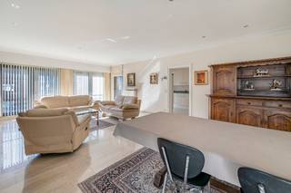 ZEER RUIM LUXE HOEKAPPARTEMENT MET 3 SLPK met 160 M2 bewoonbare oppervlakte !!!Gelegen op het eerste verdiep met liftHal, dub. glazen deur naar ruime...