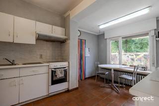 Op te frissen woning op ruim perceel van 857 m².In de rustige Rietlaan in Sint-Michiels vinden we deze op te frissen woning met ruime tuin terug. Vlakbij de voornaamste invalswegen, winkels, scholen en openbaar vervoer. Indeling als volgt: inkomhal, gastentoilet, keuken met eetplaats, woonkamer met aansluitend de veranda dat uitgeeft op de kleurrijke tuin. Een garage en nog een ruime berging / atelier met zolder zorgt voor voldoende opbergplaats. De woning beschikt over een uitzonderlijke tuin dat steeds goed werd onderhouden, er zijn verschillende bergplaatsen, een volière, een serre en een kleine akker terug te vinden op het perceel van 857 m².Op het verdiep vinden we 4 slaapkamers terug, een badkamer met wasbak, toilet en bad, en nog een ruim zolderverdiep. De woning werd opgetrokken eind de jaren 60’ en vormt een solide basis voor uw renovatieproject. Een beton gewelf, een stevige dakstructuur en dito muren met spouw zorgen ervoor dat deze woning mits een redelijk budget tot een energiezuinig en comfortabele woning kan worden gerenoveerd. 📞 Contacteer Emile voor een bezoek: 0492 08 08 08 – emile@correctvastgoed.be👉 Online schattingstool: https://www.correctvastgoed.be/schatting