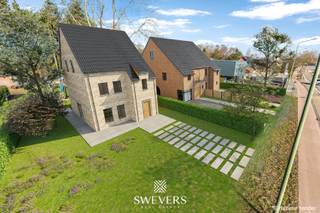 Voor uitgebreide info, surf naar www.SWEVERS.be! – Zeer energiezuinig, uiterst stijlvol, landelijke uitstraling én een absolute toplocatie. Wie hier plots enkele belangrijke troeven van zijn wenslijst hoort afgevinkt worden haast zich best naar de Diestersesteenweg vlakbij het centrum van Paal. Deze prachtige, vrijstaande nieuwbouw villa kan binnenkort immers jouw warme en fijne nieuwe thuis worden. Op dit knappe perceel van 5a 73ca schittert binnenkort een wondermooie, stijlvolle en bovenal uiterst energiezuinige nieuwbouwwoning. De buitenkant wordt gerealiseerd met een zeer gracieuze pastorie-‘look’. Aan de binnenzijde heb jij het voor het zeggen. Jij bepaalt namelijk mee hoe jouw droomwoning dient afgewerkt te worden om volledig te voldoen aan jouw smaak en wensen. Gelijkvloers krijg je naast de inkomhal, met gastentoilet, een grote leefruimte met open keuken. Beide delen genieten van een zalige hoeveelheid natuurlijke lichtinval en zicht op de tuin. Verder is er gelijkvloers nog een handige berging. Boven is er een zeer grote badkamer en twee slaapkamers waarvan de master bedroom zelfs een inloop dressing esnuite krijgt. De vaste trap naar de zolder zorgt ook nog eens voor 46m² aan extra potentieel. Interesse? Tel. 011 255 155. Bron bewoonbare oppervlakte: EPC – verslag.