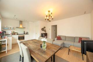 <p><span>Rustig wonen, veel licht en een groene buitenplek: dit gerenoveerde (2018) appartement op de eerste verdieping van een kleinschalig gebouw met drie units heeft het allemaal. Je krijgt wooncomfort, twee volwaardige slaapkamers, een doorlopende parketvloer en een overdekt Oostgericht terras met weinig inkijk.</span></p><p><span> </span></p><p><span>Licht, strak & warm</span></p><p><span>Via de centrale inkomhal bereik je vlot alle ruimtes. De warme parketvloer loopt door in het appartement en brengt rust en samenhang in het interieur. Vooraan ligt de lichtrijke leefruimte. De brede raampartijen aan de westzijde trekken veel daglicht binnen en laten voldoende plaats voor een comfortabele zithoek en een grote eettafel. De open keuken sluit mooi aan op de leefruimte en werd tijdloos uitgewerkt met witte, greeploze kasten en een composiet werkblad. Ze is volledig uitgerust met een elektrisch kookvuur, dampkap, oven, koelkast, diepvries, vaatwasser en ingewerkte spoelbak. Aansluitend ligt een betegelde berging met aansluitingen voor wasmachine en droogkast, ideaal voor voorraad en extra opbergruimte.</span></p><p><span> </span></p><p><span>Twee rustige slaapkamers & zalig terras</span></p><p><span>Aan de rustige achterzijde liggen twee volwaardige slaapkamers van ca. 11 m² en ca. 16 m², allebei op parket en met zicht op het groen van de omliggende bomen. De grootste slaapkamer geeft rechtstreeks uit op het overdekte terras van ca. 6 m². Dankzij de Oost-oriëntatie start je hier fijn in de ochtendzon, terwijl de beschutte ligging en beperkte inkijk voor extra privacy zorgen.</span></p><p><span>De badkamer is compact en verzorgd, met grote marmerlooktegels, een inloopdouche, lavabomeubel, spiegel en handdoekradiator. Het hangtoilet bevindt zich apart en kreeg dezelfde stijlvolle marmerlookafwerking. Gordijnen, vliegenramen en een videofoon maken het wooncomfort compleet.</span></p><p><span> </span></p><p><span>Groen wonen, vlot verbonden</span></p><p><span>Je woont hier in een rustige, residentiële buurt van Borgerhout, vlak bij het Te Boelaerpark. Voor dagelijkse boodschappen ligt Delhaize om de hoek en ook leuke horeca vind je in de buurt. Met een Velostation op ca. 300 meter, openbaar vervoer vlakbij en een vlotte aansluiting op de Ring geraak je makkelijk de stad in en uit.</span></p><p><span> </span></p><p><span> </span></p>