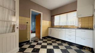 <p>Deze woning, gelegen op de hoek van de Retiesebaan en de Boekweitbaan in Kasterlee, wordt voor een periode van 3 jaar te huur aangeboden.</p><br /><p>De woning beschikt over een ingerichte keuken, aparte eetkamer/bureau/speelkamer, en een ruime living. De badkamer is basic, maar bruikbaar. Er is een ruime oprit met voldoende parkeergelegenheid, een voortuin en een achtertuin. De tuin links hoort niet bij de woning.</p><p>Boven zijn 2 ruime slaapkamers, een kleinere slaapkamer, en er is een toilet.</p><br /><p>In afwachting van andere plannen wordt ze voor 3 jaar te huur aangeboden. Ideaal als invulling tussen een verkoop en aankoop van een jouw eigen pand.</p><br /><p>Verwarming is op mazout. In aanloop naar verhuring wordt de elektrische installatie intussen in orde gemaakt, wordt een nieuw elektrisch kookvuur geïnstalleerd, en wordt de zolder geïsoleerd.</p><br /><p>Verhuur aan een bedrijf is mogelijk. Onderverhuur of onderbrengen van werknemers is niet toegestaan.</p><br /><p>Zie jij in deze woning jouw kans? Ga dan naar de site van NXXT.BE en vul het aanvraagformulier in. Wegens drukte op de huurmarkt is het niet mogelijk afspraken telefonisch in te plannen.</p><p>Heb jij plannen om jouw vastgoed te verhuren of te verkopen? Maak een afspraak met Nxxt Vastgoed voor een gesprek. We koppelen jouw wensen aan de mogelijkheden die het pand biedt.<br />Samen maken we van jouw vastgoeddroom een Succesvolle Nxxt Step!<br /> </p>