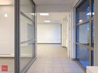 Centraal gelegen kantoren met uitstraling en aanpalende parking. ca 100m². Alle modern comfort. Inkomhall, keuken, airco etc.