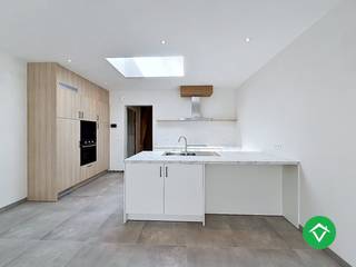 Deze woning is gelegen op een uiterst centrale ligging in het centrum van Roeselare, kortbij de Spil, de winkelstraat, de ring en nog veel meer!De...