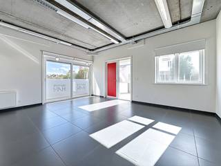 Ce bien commercial polyvalent bénéficie d'un emplacement idéal à Nieuport-Bain, avec une bonne visibilité et une accessibilité facile. Idéal pour...