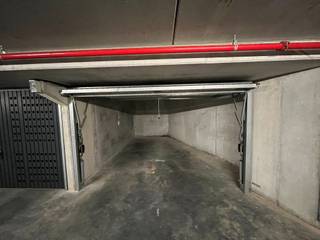 Près du centre de Knokke vous trouvez ce grand box bien accessible.<br /><br />Les garages sont prévus d'une prise, un interrepteur et point de lumière.