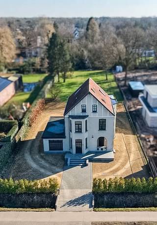 <p>Deze architecturale parel heeft royale leefruimtes en verschillende gebruiksmogelijkheden. Dankzij de indeling is het pand ideaal voor wonen/werken, kinderopvang of co-housing. Bovendien geniet de woning van een zéér goede bereikbaarheid en visibiliteit.</p>
<p><strong>GELIJKVLOERS<br /></strong><strong>Inkomhal 13m²</strong> op platines met gastentoilet en handenwasser. Aansluitend bevindt zich de ruime <strong>woonkamer van 125m²</strong> op parket en blauwe steen.<br />In de riante leefruimte zijn er schachten voorzien voor de aansluiting van een keuken.</p>
<p><strong>1STE VERDIEPING<br /></strong><strong>Overloop 15m²</strong> op parket met nachttoilet en linnenkast. Verder zijn er ruime 3 slaapkamers met hoge plafonds: <strong>1ste slaapkamer 19m²</strong>, <strong>2de slaapkamer 17m²</strong> en <strong>3de slaapkamer 17m²</strong>, allen op parket.</p>
<p><strong>2DE VERDIEPING<br /></strong><strong>Leefruimte/slaapkamer</strong> <strong>30m² </strong>met <strong>mezzanine van</strong> <strong>15m²</strong>.<br /><strong>Keuken 18m²</strong> voorzien van een vaatwasser, spoelbak en keramische kookplaat. <strong>Badkamer 10m²</strong> met douche, enkele lavabo, spiegelkasten en toilet.<br />De bovenste verdieping kan dienstdoen voor inwonend personeel, co-housing of een home office.</p>
<p><strong>KELDER<br /></strong><strong>Kelder met kruipruimte 30m².</strong></p>
<p><strong>BIJZONDERHEDEN<br /></strong>CV op aardgas “Atag”, thermostatische kranen, dubbele beglazing en houten schrijnwerk.</p>
<p><strong>POSITIEVE PUNTEN<br /></strong>Hoge plafonds<br />Royale ruimtes<br />Co-housing mogelijk<br />Ideaal wonen/werken<br />Ideaal voor kinderopvang<br />Zeer goede bereikbaarheid & visibiliteit<br />Eigendom met enorm veel mogelijkheden</p>