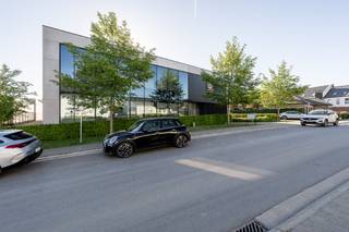 <strong>TROEF: bedrijfsgebouw te koop in aandelen. </strong><br />Dit <strong>verzorgd en instapklaar bedrijfsgebouw</strong> combineert <strong>kantoorruimte, een ruime showroom</strong> met veel lichtinval en een <strong>functionele loods</strong> op een<strong> vlot bereikbare locatie vlakbij de E17 en de E403. </strong><br />De <strong>showroom</strong> biedt een <strong>open gevoel</strong> door de hoogte en grote raampartijen, ideaal voor het <strong>ontvangen van klanten of het presenteren van producten</strong>. Er zijn <strong>burelen, een keuken, sanitair en archiefruimte/bergruimte</strong> aanwezig zowel op het gelijkvloers als op de verdieping. De loods is goed toegankelijk via <strong>drie sectionale poorten</strong> met een <strong>hoge doorrijhoogte (4,5m)</strong> en is geschikt voor <strong>opslag of productie. </strong>Naast het gebouw en aan de voorzijde is er voldoende <strong>parking</strong> voorzien. <br />Het gebouw is uitgerust met <strong>zonnepanelen, elektriciteit (3 fasig 63A), gasverwarming en airco</strong>.<br />Op de verdieping zijn er burelen, douches, toiletten een een ruime keuken aanwezig waardoor er een mogelijkheid is om een <strong>appartement </strong>in te richten.<br /><strong>Belangrijkste kenmerken:</strong><br />- perceel: 2.479 m²<br />- gebouw: 1.480 m²<br />- bouwjaar: 2019<br />- burelen op gelijkvloers en verdieping<br />- ruime, lichtrijke showroom<br />- 3 sectionale poorten<br />- zonnepanelen<br />- elektriciteit (3 fasig 63A)<br />- gasverwarming, vloerverwarming en airco<br />- mogelijkheid appartement<br />- alarm<br /> - regenwater<br />-  vloer, wand - en dakisolatie<br /><br /><strong>Een functioneel pand met een duidelijke structuur en professionele uitstraling. </strong>Contacteer ons voor meer informatie of een bezoek op het nummer 0475/31 73 07. 