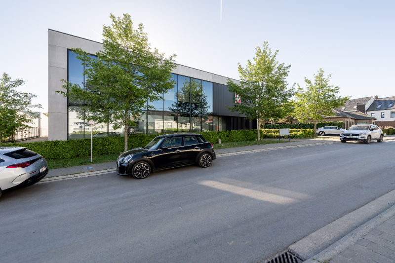 Moderne bedrijfsruimte met kantoren, showroom en loods in Bellegem (bedrijventerrein Emdeka) - foto 2
