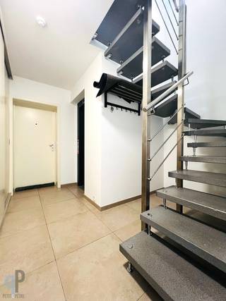 Op het dorpsplein van Sint-Maria-Oudenhove vinden we dit recente (2014) gelijkvloerse appartement, voorzien van een mooie leefruimte met...