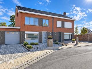 <p>Instapklare woning op het einde van een doodlopende straat bestaande uit een inkomhal met vestiaire, bergruimte en gastentoilet, lichtrijke leefruimte met eet-en zithoek, volledig uitgeruste keuken met eetplaats, garage met sectionale poort en een onderhoudsvriendelijke tuin met aangelegd terras (deels overdekt) en tuinberging. Op het verdiep zijn 3 slaapkamers, ingerichte badkamer (inloopdouche en lavabomeubel) en een trapluik naar de geïsoleerde zolder.</p>
<p></p>
<p>Extra troeven:</p>
<ul>
<li>Energiezuinig (geen renovatieplicht)</li>
<li>Voorzien van 8 zonnepanelen</li>
<li>Conforme keuring elektriciteit</li>
<li>Voortuin + private oprit</li>
<li>Kindvriendelijke omgeving met speelpleintje op een steenworp</li>
<li>Hoogrendementsglas beglazing (PVC) + elektrische rolluiken</li>
<li>Doodlopende straat</li>
<li>In de nabijheid van scholen, winkels en openbaar vervoer</li>
<li>Instapklaar</li>
</ul>
<p></p>
<p>Deze woning is te koop ZONDER makelaar via het concept van Smart Houses! Verdere inlichtingen of bezoek? Contacteer rechtstreeks de eigenaar via +32486076025</p>