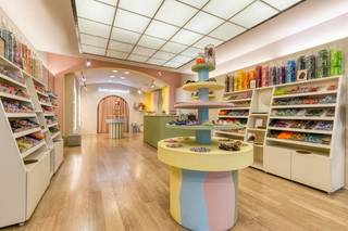 This store (105 m²) is located in Geldmuntstraat, one of the important shopping streets in the historic city center of Bruges.The property is located near the Eiermarkt, which connects Geldmuntstraat to Bruges's Grote Markt.Overall:- The façade has recently been completely renovated- The property is rented at 5000.00/monthLayout:- Ground floor: 105 m² with changing rooms- Basement- 2 floors and attic- ideal as an investmentThis building may be subject to the renovation obligation imposed by the Flemish government for non-residential buildings. For more information, visit the website of the Flemish Energy and Climate Agency at https://www.energiesparen.be/nr/renovatieverplichting.Do not hesitate to contact us if you might be interested in this commercial property consisting of a commercial property for sale in the center of Bruges.