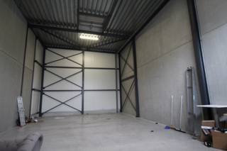 Nieuwbouw loods van 96 m² te huur langs de Schaapbruggestraat te Roeselare.<br />Opgebouwd uit staalstructuur met beton onder element en sandwichpanelen + steeldeck
<ul>
<li><strong>Sectionale poort met deur en glassectie </strong></li>
<li><strong>Vrije hoogte van 6m </strong></li>
<li><strong>Toegangssysteem met smartphone</strong></li>
<li><strong>Drijfkracht 400V+N</strong></li>
<li><strong>Ledverlichting </strong></li>
<li><strong>Brandklasse C</strong></li>
<li><strong>1 Parkeerplaats inbegrepen</strong></li>
</ul>
Huurprijs is € 450/ per maand (Ex. btw).<br />Prijs is inclusief gemeenschappelijke kosten<br /><br /><strong>Beschikbaar vanaf mei. </strong><br />Neem vrijblijvend contact op voor meer informatie.