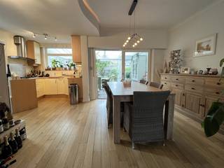 Surf naar www.abricasa.be en plan jouw verkoopafspraak in samen met onze digitale assistente Alice! Charmante halfopen bebouwing met karakter en rust!Welkom in deze halfopen woning die charme en comfort perfect combineert. Gelegen op een mooi perceel met eigen oprit, afgesloten hek en parkeergelegenheid op eigen grond of achteraan in de grote garage. Genieten van de rust en de privacy in de gezellig te maken en zeer gunstig georiënteerde tuin. Dankzij de veranda heb je steeds veel lichtinval in de woonkamer en een fijn uitzicht op jouw tuin. Binnenin voel je meteen de huiselijke sfeer: overal ligt mooi parket en het natuurlijke licht stroomt rijkelijk binnen in de trappenhal. De woning werd zo’n 15 jaar geleden grondig gerenoveerd en is goed onderhouden. Het verwarmingstoestel werd vernieuwd, dankzij de dubbele beglazing geniet je van een aangenaam wooncomfort doorheen het hele jaar.Op de eerste verdieping bevinden zich twee ruime slaapkamers en een verzorgde badkamer met douche, ligbad, dubbele lavabo met kasten en toilet. Daarnaast is er een praktische wasplaats, wat het dagelijkse leven net dat beetje handiger maakt.De volledig afgewerkte duplex zolderverdieping met sanitaire voorziening biedt tal van mogelijkheden: in te richten als extra slaapkamer(s), bureau, hobbyruimte of polyvalente ontspanningsruimte. Met een beetje eigen invulling maak je van deze woning een echt thuis vol warmte, licht en rust. Wil je jouw eigendom verkopen of zoek je een vastgoedmakelaar voor verhuur of beheer?Leer ons kennen!Abricasa – Vastgoed voor generaties: Jouw vastgoedpartner