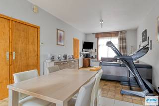 ERPS-KWERPS Cette charmante maison avec éléments rétro vous accueille via le hall d’entrée, qui mène à un séjour et une salle à manger lumineux...