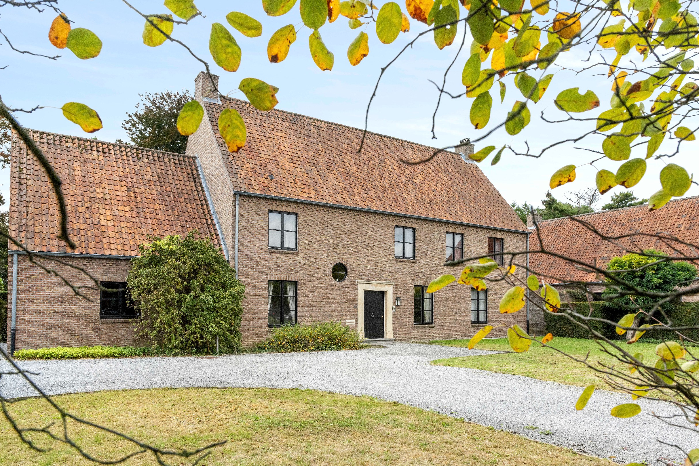 Stijlvolle villa met 6 slaapkamers en grote tuin - foto 3