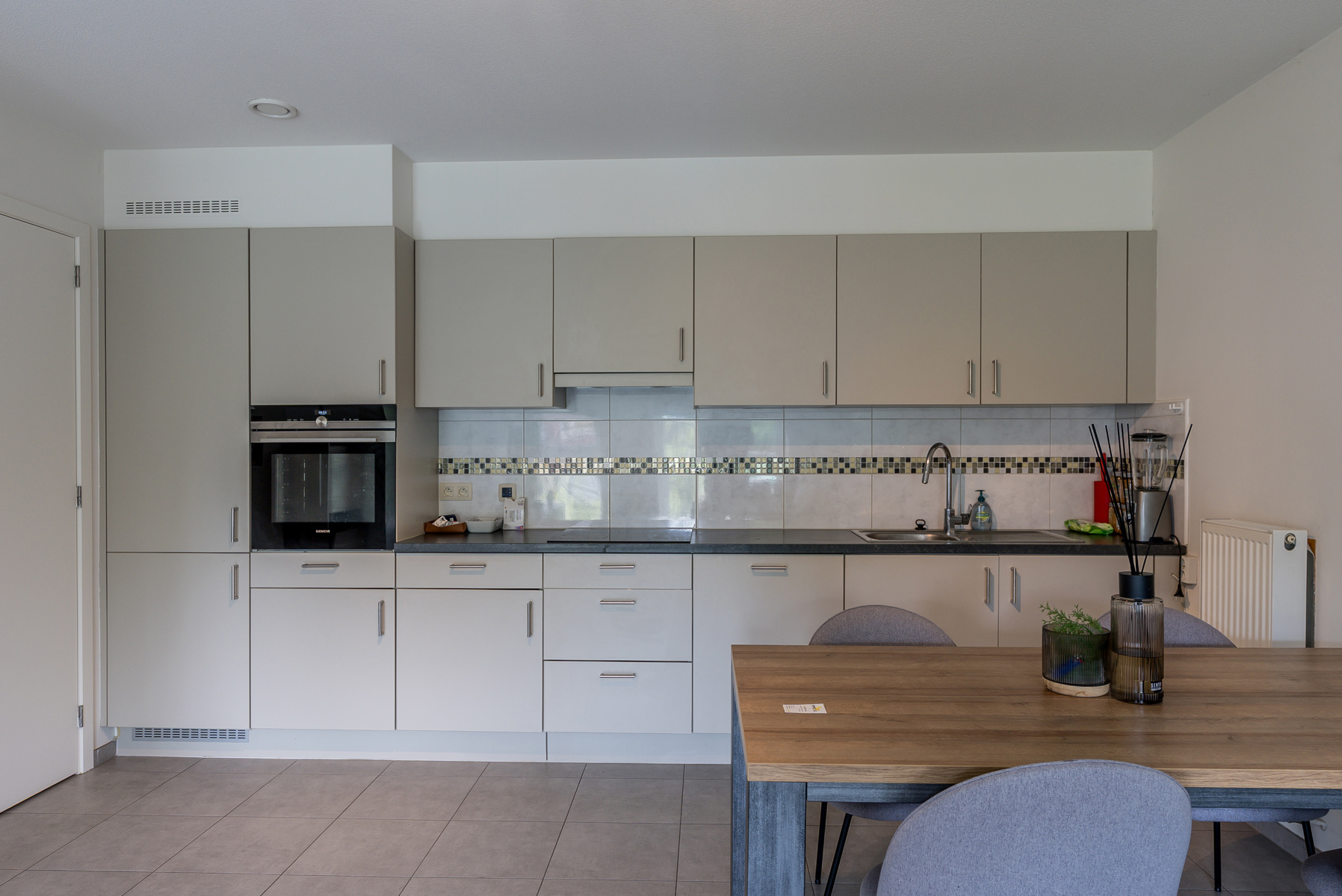 Top gelegen appartement inclusief autostaanplaats en berging! - foto 5