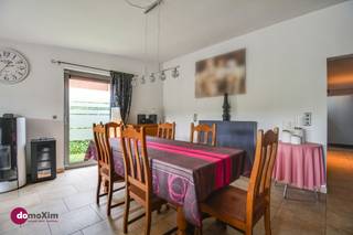 <p><span>Woning met handelsruimte op een gunstige locatie in Kampenhout</span></p><p><span> </span></p><p><span>Achter deze vrijstaande woning uit 1963 schuilt een bijzonder verhaal: een thuis waar doorheen de jaren met zorg en liefde werd gewerkt aan comfort en gezelligheid. Dankzij de uitgevoerde renovaties is deze woning vandaag volledig instapklaar, klaar om een nieuw hoofdstuk te schrijven.</span></p><p><span> </span></p><p><span>Bij het betreden van de privatieve woonst word je verwelkomd in de inkomhal, die je uitnodigt om verder te ontdekken. Vooraan bevindt zich de lichtrijke keuken met gezellige ontbijtruimte: de ideale plek om de dag rustig te beginnen. Verderop kom je via de gang bij een praktische wasruimte en extra berging, met handige toegang tot de tuin. Er is ook gastentoilet. Achteraan, een warme en ruime leefruimte waar het zicht op de tuin meteen rust brengt. Hier geniet je van knusse avonden!.</span></p><p><span> </span></p><p><span>Op de verdieping vind je twee volwaardige slaapkamers en een handige bureauruimte op de overloop, dewelke perfect is voor thuiswerk. De ruime badkamer biedt alle comfort met bad, douche, dubbele wastafel en toilet.</span></p><p><span> </span></p><p><span>De zolderverdieping verrast met een derde slaapkamer, die zich ook perfect kan lenen als hobbyruimte, speelkamer of atelier.</span></p><p><span> </span></p><p><span>Buiten ontdek je een tuin rondom de woning, met een royaal terras waar het heerlijk vertoeven is. Het ruime tuinhuis geeft bovendien plaats aan al je extra materialen.</span></p><p><span> </span></p><p><span>Wat deze eigendom echt bijzonder maakt, is het afzonderlijke commerciële gedeelte met eigen ingang. </span></p><p><span>Momenteel huisvest hier een gevestigde bloemenzaak, gekend in de streek om haar kwaliteit en uitstraling. De winkelruimte, gecombineerd met een praktische stockage- en atelierruimte, biedt tal van mogelijkheden voor zelfstandigen en creatieve ondernemers. Bovendien is er ook nog een afzonderlijke garage aanwezig.</span></p><p><span> </span></p><p><span>Wens je wonen en werken naadloos met elkaar te verbinden? </span></p><p><span>Deze eigendom biedt een zeldzame combinatie van mogelijkheden: ideaal voor wie een vrij beroep wil uitoefenen, een gezin dat ruimte zoekt, of wie vooruitkijkt naar een comfortabele toekomst.</span></p><p><span> </span></p><p><span>Contacteer ons vandaag nog voor een bezoek!</span></p><p><span> </span></p><p><span>015 20 36 00 - info@domoxim.be</span></p><p><span> </span></p><p><span>domoXim. Waar dromen thuis komen!</span></p><p><span> </span></p><p><span>Ook de waarde van je </span><span>eigen</span><span> woning kennen? Wij geven je graag advies.</span></p>