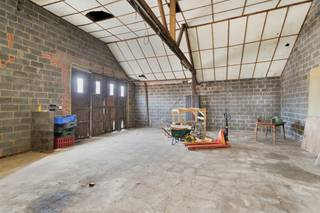 In Deerlijk bieden wij dit magazijn van ca. 130 m² te koop aan. Het pand is gelegen aan de Vichtestraat en bevindt zich op slechts 5 minuten van de E17. Dankzij deze strategische ligging zijn Deerlijk, Kortrijk, Waregem en de omliggende gemeenten vlot bereikbaar.<br /><br />Indeling:<br />- Magazijn: ca. 130 m², te renoveren en vrij in te delen<br />- Buitenruimte: geschikt voor buitenopslag<br />- Bereikbaarheid: vlotte verbinding via de Vichtestraat en op ca. 5 minuten van de E17<br /><br />Prijs vanaf 130.000 euro! <br /><br />Bent u op zoek naar bedrijfsvastgoed bestaande uit een magazijn te koop in Deerlijk? Aarzel dan niet om ons te contacteren op het nummer 056 21 11 11.<br /><br />Bestuursmaatregelen in het maatregelenregister: in aanvraag