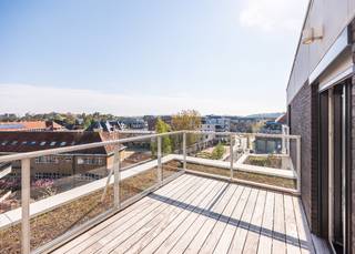 UITSTEKEND GELEGEN LICHTRIJKE PENTHOUSE MET 2 SLAAPKAMERS EN RONDOMROND RUIME ZONNETERRASSEN IN DE RECENTE RESIDENTIE PADDOCK I OP EEN BOOGSCHEUT VAN HET STRAND TE DE PANNE<br />Bestaande uit: inkomhal, lichtrijke en zonnige leefruimte met toegang tot het ruime zonneterras met een prachtig zicht op De Panne en voeling met de zee, afzonderlijke keuken voorzien van alle toestellen, berging met aansluiting wasmachine en droogkast, apart toilet, 2 slaapkamers waarvan 1 met badkamer met lavabo, douche en toilet, 2de badkamer met ligbad en dubbele lavabo. Het complex is gebouwd onder moderne tijdloze architectuur en heeft verder aangelegde tuinen. Gemeenschappelijke fietsenberging + vuilnislokaal in de residentie. Mogelijkheid tot aankoop van 2 ruime garages (-1). Bezichtigingen enkel op afspraak. Meer informatie vindt u op onze eigen website, www.immocattaert.be, onder de rubrieken "kenmerken en documenten".