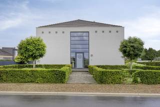 <p><span>Exclusieve villa met 4 slaapkamers, 2 badkamers en een hoogwaardige afwerking.</span></p><p><span> </span></p><p><span>Aan de Kapelstraat in Dilsen-Stokkem vindt u deze prachtige villa, waar ruimte, comfort en luxe op een unieke manier samenkomen. Met een indrukwekkende bewoonbare oppervlakte van 453 m² en een perceel van bijna 10 are is dit een woning die alles in zich heeft om een echte thuis te worden.</span></p><p><span> </span></p><p><span>Bij het binnenkomen wordt u meteen verwelkomd door een ruime inkomhal die u leidt naar de lichtrijke leefruimte. Grote raampartijen zorgen voor overvloedig daglicht, terwijl de gezellige gashaard de woonkamer een warme en huiselijke sfeer geeft. De moderne keuken is een echte blikvanger. Hier geniet u niet alleen van hoogwaardige afwerking en alle comfort, maar ook van een directe verbinding met het terras, waardoor binnen en buiten harmonieus in elkaar overvloeien. De woning beschikt bovendien over een tweede terras aan de eetkamer, ideaal om in alle rust van de buitenlucht te genieten.</span></p><p><span> </span></p><p><span>Met vier ruime slaapkamers en twee badkamers – één uitgerust met ligbad en de andere met een douche – biedt deze villa het perfecte comfort voor gezinnen of voor wie regelmatig gasten ontvangt. Elke kamer voelt ruim en licht aan, en dankzij de praktische indeling kan iedereen genieten van zijn eigen plek.</span></p><p><span> </span></p><p><span>Ook op technisch vlak laat deze woning niets te wensen over. Ze is volledig asbestveilig en beschikt over een uitstekende EPC-score van 146 (label B). Duurzaamheid en comfort staan hier centraal, met onder meer zonnepanelen, een warmtepomp, airconditioning en een hoogrendementsgasketel. Daarnaast beschikt u over een ruime kelder en een carport, wat het dagelijkse wooncomfort nog verder vergroot.</span></p><p><span> </span></p><p><span>Wat dit eigendom extra bijzonder maakt, is de privacy die het perceel biedt. De fraai aangelegde buitenruimte zorgt voor een gevoel van rust. Of u nu geniet van een gezellig samenzijn op één van de terrassen of gewoon tot rust komt in de tuin: hier beleeft u het beste van comfortabel wonen.</span></p><p><span> </span></p><p><span>Als extra troef wordt het naastgelegen perceel bouwgrond van 5a06ca optioneel te koop aangeboden. Dit opent extra mogelijkheden: een woning voor familie of kinderen, een investering voor de toekomst of simpelweg een uitbreiding van uw domein.</span></p><p><span> </span></p><p><span>De vraagprijs voor deze instapklare villa bedraagt € 519.000. Het optionele naastgelegen bouwperceel is beschikbaar voor € 110.000.</span></p><p><span> </span></p><p><span>Samengevat: dit is een eigendom dat niet alleen uitblinkt door zijn ruime volumes en luxueuze afwerking, maar ook door zijn energiezuinig karakter, duurzaamheid en ligging.</span></p><p><span> </span></p><p><span>Plan vandaag nog uw bezoek via Robin Raeven – 0484 35 73 08 of via <span>Robin@jemar.be</span></span></p><p><span> </span></p><p><span>Uw toekomstige thuis wacht op u!</span></p>