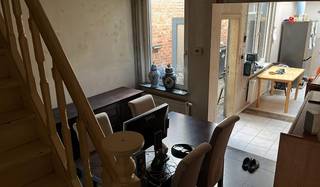 Deze woning is gunstig gelegen nabij het centrum van Herzele, in de buurt van winkels, scholen en openbaar vervoer.<br /><br />Bij het binnenkomen bevindt zich lichtrijke woonkamer met aansluitende eetruimte en open uitgeruste keuken – de ideale plek om samen te koken en te genieten.<br />De ingerichte badkamer beschikt over een ligbad en lavabo en mogelijkheid voor het plaatsen van een wasmachine. <br /><br />Een groot pluspunt is de praktische doorgang naar de achtergelegen tuin en bergingen, zodat u vuilnis, fietsen of tuinmateriaal gemakkelijk buitenom kunt verplaatsen zonder door het huis te moeten. De tuin biedt bovendien een fijne buitenruimte om te ontspannen.<br /><br />Op de verdieping bevinden zich twee ruime, ingerichte slaapkamers, en via een vaste trap bereikt u de ruime zolderverdieping, die nog verder kan worden afgewerkt tot extra slaapkamer, bureau of hobbyruimte.<br /><br />Momenteel is de woning verhuurd en zijn er geen verdere foto's beschikbaar van de binnenkant. <br />Voor meer info of een bezoek bel Stefanie op het nummer 055/59 50 10 of email stefanie@vastgoedbrowaeys.be