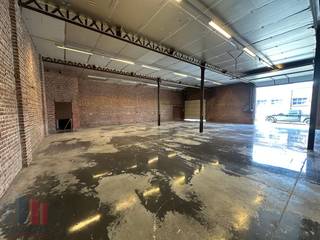 Magazijn te huur in Rumbeke met een oppervlakte van ca. 260 m², gelegen in de Blinde Rodenbachstraat.Deze functionele opslagruimte is vlot bereikbaar...