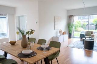 Deze instapklare bungalow biedt comfortabel wonen op een centrale en toch rustige locatie. De woning beschikt over drie slaapkamers, een gezellige tuin en een praktische garage met automatische poort. De oprit biedt bovendien rechtstreekse toegang tot de tuin.<br /><br />De lichtrijke leefruimte en keuken kijken uit op de tuin en creëren een aangename verbinding tussen binnen en buiten. Via de ruime inkomhal heb je toegang tot de drie slaapkamers, de vernieuwde badkamer en het technische lokaal.<br /><br />De badkamer werd volledig gerenoveerd en is uitgerust met een toilet, inloopdouche, dubbele lavabo en moderne spiegel. De woning beschikt over een nieuwe hoogrendements-gasketel, een vernieuwde elektriciteitsinstallatie, dubbel glas, rolluiken en elektrische zonnewering aan de achterzijde.<br /><br />Boven de woning bevindt zich een ruime, geïsoleerde zolder die momenteel gebruikt wordt als opslagruimte, maar nog heel wat potentieel biedt voor extra mogelijkheden.<br /><br />Kortom, een lichtrijke en goed onderhouden woning met een gunstig EPC – beslist een bezoek waard!<br /><br />Uit de hand te koop, geen immo.