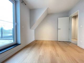 In een kleinschalig gebouw bevindt zich dit recent en verzorgd duplex appartement op de eerste en tweede verdieping. Dit appartement is op de eerste verdieping voorzien van een grote leefruimte, apart toilet, berging en open volledig geïnstalleerde keuken met toegang tot het terras. Met de trap kom je op de verdieping waar er 2 slaapkamers zijn waarvan één met terras en een badkamer met inloopdouche, dubbele wastafel en toilet. Achter het gebouw is er een carport en een fietsenstalling, deze zijn inbegrepen in de huurprijs van 1100€. De gemeenschappelijke kosten bedragen slechts 25€ per maand. Als extra troef bevindt dit appartement zich nabij het openbaar vervoer en op wandelafstand van het centrum met winkels en scholen. Interesse in dit mooie en goed gelegen appartement? Aarzel dan niet om een bezoekaanvraag te doen via dominique.vde@imovastgoed.be of 0470/94.08.71