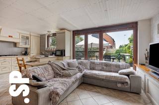 Gelijkvloerse woning op goede locatie in Geel<br /><br />Bent u op zoek naar een praktische gelijkvloerse woning op een gunstige locatie in Geel? Dan biedt deze woning een interessante opportuniteit. Dankzij de praktische indeling, de aangename leefruimte en de gezellige tuin beschikt deze woning over heel wat potentieel.<br /><br />Indeling:<br />Bij het betreden van de woning komt u terecht in de leefruimte, die voldoende plaats biedt voor een gezellige zit- en eetruimte. Dankzij de grote raampartijen geniet u hier van veel natuurlijk licht en een aangenaam zicht op de buitenruimte.<br /><br />Aansluitend bevindt zich de keuken, die praktisch is ingericht en voldoende werk- en opbergruimte biedt.<br /><br />Verder beschikt de woning over één slaapkamer en één badkamer. Alles bevindt zich op het gelijkvloers, wat zorgt voor extra comfort en een praktische woonindeling.<br /><br />Buitenruimte:<br />De woning beschikt over een aangenaam terras met aansluitend een tuin, waar u in alle rust kunt genieten van het buitenleven.<br /><br />Extra troeven:<br />• Volledig gelijkvloerse woning<br />• 1 slaapkamer en 1 badkamer<br />• Aangename en lichtrijke leefruimte<br />• Gezellige tuin met terras<br />• Goede ligging in Geel<br /><br />EPC: label F – 572 kWh/m² per jaar<br /><br />Voor meer informatie of een bezoek ter plaatse, kan u contact opnemen met IMMO SP via 014/591020 of mailen naar Jill@immosp.be.<br />Benieuwd naar de waarde van uw eigen woning? Vraag vrijblijvend een gratis verkoopanalyse aan – wij helpen u graag verder!