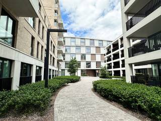 <strong>BEZOEKMOMENT: </strong><br />zat 19/09 van 14u-15u (enkel op reservatie) <br /><br />Modern nieuwbouwappartement te koop in Roeselare met gunstige oriëntatie.<br />6 % is mogelijk bij aankoop van een nieuwbouwwoning onder bepaalde voorwaarden (voor particulieren of investeerders).<br />Investeerders indien met een BV, 15 jaar verhuring. <br /><br />Ontdek dit prachtig nieuwbouwappartement, gelegen in het hart van Roeselare. Met een bewoonbare oppervlakte van 83,5 m² en een zonnig terras van 10,8 m², biedt deze woonunit alles wat u nodig heeft voor comfortabel en stijlvol wonen.<br /><br />Het appartement beschikt over twee volwaardige slaapkamers en is afgewerkt met oog voor detail en kwaliteit. Dankzij de grote raampartijen geniet u van een overvloed aan natuurlijk licht en een ruimtelijk gevoel in elke leefruimte.<br /><br />Troeven van dit appartement:<br />- Grote raampartijen die zorgen voor veel lichtinval<br />- Ruim zitterras van 10,8 m²<br />- Twee comfortabele slaapkamers<br />- Ondergrondse parkeerplaats beschikbaar<br />- Meerdere fietsenstallingen beschikbaar<br />- Gelegen in een rustig binnengebied<br />- Hoogwaardige en duurzame afwerking<br />- Unieke ligging nabij het centrum<br /><br />Vanaf juli 2025 is er 6% BTW mogelijk bij aankoop van een nieuwbouwwoning onder bepaalde voorwaarden.<br /><br />Bel ons vrijblijvend op voor een bezoek en info. Wij begeleiden u graag met de glimlach op zoek naar uw droomwoning &amp; commercieel pand. T. 051 62 40 40