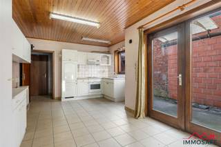 <p><span>Te koop Centrum Wetteren</span><span><br /></span><span>Vanaf 239.000</span></p><p><span>Kijkdag: woensdag 4 februari</span></p><p><span>Zoek je een woning met </span><span>potentieel</span><span>, ruimte én een locatie waar zelfs je wekker jaloers op wordt? </span></p><ul><li><span> </span><span>Energetisch te renoveren</span><span>, maar mét een </span><span>sterke structuur (dak vernieuwd) </span><span>Denk: een </span><span>blanco canvas</span><span> waar je je eigen woonverhaal op schildert. Houten raamkaders zijn in goede staat, enkel glas = klaar om te verdubbelen.</span></li></ul><p><span> </span></p><ul><li><span> </span><span>Toplocatie aan het perron </span><span>deur uit, trein in. </span><span>Elke 15 minuten een trein naar Gent</span><span>, en sneller in centrum Gent kan haast niet. </span></li></ul><p><span> </span></p><ul><li><span> </span><span>Veel bewoonbare m² </span><span>met </span><span>achterbouw</span><span>, </span><span>koer, kelder</span><span> én een </span><span>zuidgerichte stadstuin</span><span>. Ja, zon. In de stad.</span></li></ul><p><span> </span></p><ul><li><span> </span><span>Vaste trap naar de zolder </span><span>klaar om ingericht te worden als extra kamers, bureau, hobbyruimte of ....</span></li></ul><p><span> </span></p><p><span>Centrum Wetteren</span><span><br />Alles op wandelafstand: winkels, scholen, horeca en letterlijk de trein aan je voordeur.</span></p><p><span>Ideaal voor</span></p><ul><li><span>handige renovatoren</span></li><li><span>investeerders</span></li><li><span>jonge gezinnen</span></li><li><span>pendelaars met een hekel aan files</span></li></ul><p><span> </span></p><p><span>Vanaf 239.000</span><span> kansen als deze wachten niet.</span></p><p><span>Interesse? Kom kijken op </span><span>woensdag 4 februari</span><span> en ontdek...<br />Nodig: Lef en een goed gevoel voor stijl.</span></p>