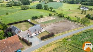 PUTTE - Zeer mooi afgewerkte woning met polyvalent bijgebouw op ca 60 are.<br /><br />Zowel de woning als het bijgebouw genieten van een zeer mooie afwerking en inrichting!<br /><br />Living, eetplaats en keuken zijn met elkaar verbonden en creëren zo onmiddellijk een zeer ruimtelijk gevoel.<br />De keuken straalt door de kleur en de gebruikte materialen een gevoel van warmte uit. Ze is voorzien van alle comfort: koelkast, vaatwasser, wasbak, microgolfoven en een mooi SMEG fornuis met 3 ovens. <br />In de bijkeuken is er plaats om een wasmachine en droogkast te plaatsen. Ook deze ruimte is met de nodige smaak afgewerkt.<br />De ruime living en eetplaats geven uitzicht op het terras en de tuin. Hierdoor is de verbinding met buiten nooit ver weg!<br /><br />Via een mooie houten trap in de inkomhal krijg je toegang tot de bovenverdieping. Hier bevinden zich 3 slaapkamers en een mooie badkamer voorzien van bad, douche en dubbele lavabo. Ook hier is de warme stijl van beneden doorgetrokken.<br /><br />De volledige woning is onderkelderd.<br /><br />Naast de woning is een bijgebouw met een totaaloppervlakte van 100 m² aanwezig. Dit gebouw kan volledig verwarmd worden en heeft een functionele inrichting. Ook hier heeft men uitzicht op een deel van de tuin. De perfecte uitvalsbasis voor een zomerse barbeque of een koude winteravond onder vrienden.<br /><br />Deze eigendom is voorzien van 2 paardenstallen, weide en een paddock. De weides zijn afgesloten met een houten afsluiting. <br /><br />Ben je op zoek naar een leuke instapklare woning waar je je paarden aan huis kan stallen? Dan is deze woning wat je zoekt!<br /><br />Voor verdere inlichtingen mag je ons steeds contacteren: 053/60.65.66