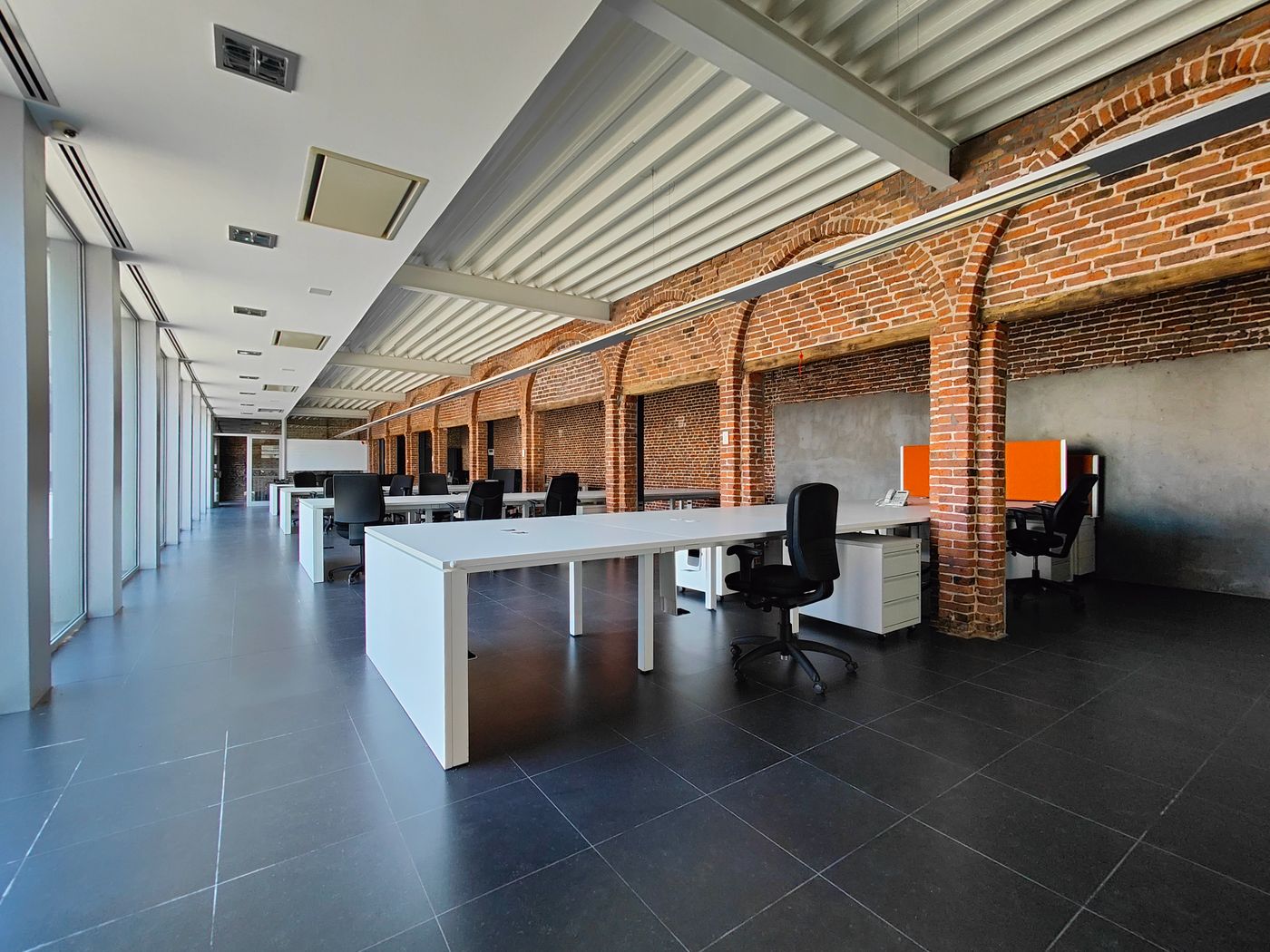 Kantoorgebouw met binnenkoer langs Baron Ruzettelaan - photo 5