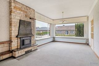 <strong>Split- level woning met 3 slaapkamers op perceel van 9a 20ca te koop in Veerle</strong><br /><br />Deze woning op de Lakstraat 71 in Veerle ligt in een rustige, residentiële omgeving met een dorpskarakter. Winkels, scholen en belangrijke invalswegen bevinden zich op korte afstand. De groene omgeving en de nabijheid van wandel- en fietsroutes maken dit bovendien een aantrekkelijke plek voor wie graag buiten is.<br /><br />Om de woning via de voordeur te betreden, neem je eerst enkele trappen, waarna je de inkom bereikt. We komen binnen in de inkomhal, die toegang geeft tot de ruime woonkamer (28,11m²). Deze is voorzien van veel raampartijen en een gezellige houtkachel. De woonkamer sluit aan op de eetkamer (10,36m²) en vormen een mooi geheel. Verder is er nog de keuken. Achteraan de woning bevindt zich een veranda (15,58m²), waar het aangenaam vertoeven is.<br /><br />Via de trap bereik je de eerste verdieping. Hier bevinden zich drie slaapkamers, waarvan twee bijzonder ruim zijn (6,54m², 10,32m² en 13,12m²). Op deze verdieping is ook de badkamer gelegen.<br /><br />Daarnaast beschikt deze bel-etagewoning over een onderste verdieping. Deze is bereikbaar via de garagepoort van de inpandige garage (23,34m²) of via enkele trapjes in de woning. Achteraan de garage bevindt zich nog een apart toilet , een technische ruimte (6,11m²) een wasberging (15,2m²), waar ook een douche aanwezig is. Via deze berging heb je toegang tot de tuin.<br /><br />Verder beschikt de woning over een kelder (10m²) en een zolder (40m²).<br />De woning heeft een mooie tuin met een prachtig uitzicht op het achterliggende veld.<br /><br />De verwarming gebeurt via centrale verwarming op stookolie en de berekende energiescore bedraagt 913 kWh/m²jaar, wat overeenkomt met EPC-label F.<br />Hoewel de woning renovatiewerken vereist, biedt ze veel mogelijkheden en vormt dit een uitstekende kans om ze volledig naar eigen smaak in te richten.<br /><br />Spreekt deze leuke woning jullie aan? Contacteer ons voor meer info of een bezoek ter plaatse via info@bosmanvastgoed.be. Wij helpen jullie graag verder!<br /><br />De woning heeft momenteel een EPC ‘F’ wat wil zeggen dat dit pand is onderworpen aan de renovatieverplichting van de Vlaamse overheid voor residentiële gebouwen (behoudens sloop binnen 6 jaar na de aankoop). Consulteer voor meer informatie de website van het Vlaams Energie- en Klimaatagentschap via https://www.vlaanderen.be/een-huis-of-appartement-kopen/renovatieverplichting-voor-residentiele-gebouwen.