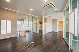 Te koop: commercieel gelegen kantoorruimte met privé parking voor 6 wagens. * Voormalig bankkantoor, nu beschikbaar als een veelzijdig energiezuinig...