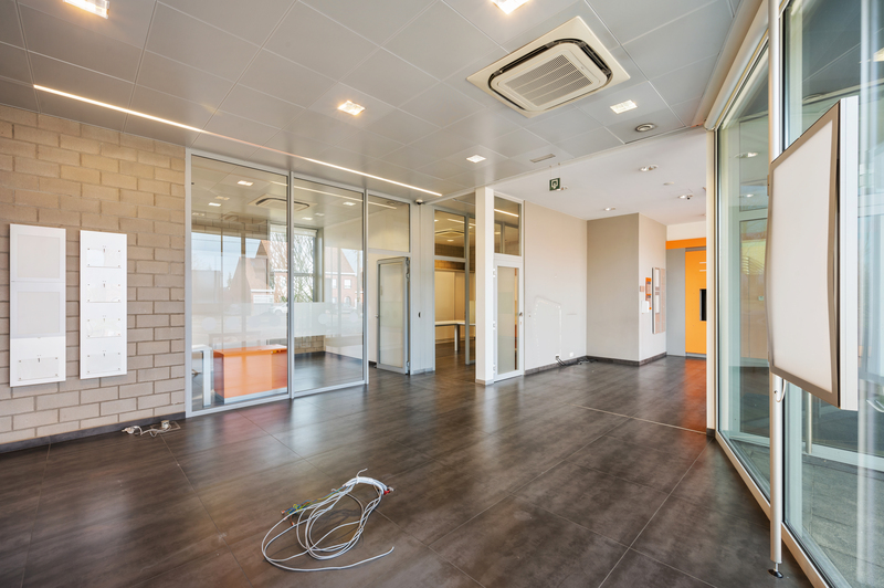 Te koop: Commercieel gelegen kantoorruimte met privé parking - foto 3