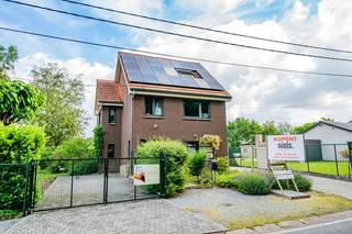 In de Rechtestraat te Koersel vinden we dit gerenoveerd huis terug.<br />Op het gelijkvloers zijn er twee leefruimtes, eentje is nu ingericht als schoonheidssalon maar kan perfect dienen als living met eetkamer, hiernaast is de volledig ingerichte keuken (2007) en hierachter is er nog een grote ruimte waar nu een tv-hoek en een eetkamer zijn ingericht.<br />Op de eerste verdieping zijn er twee slaapkamers en een badkamer met douche en bad en verder is er een vaste trap naar de zolderverdieping, deze verdieping is helemaal ingericht als slaapkamer met bureauhoek/leeshoek.<br />Het huis staat op een mooi perceel van ongeveer 9 are en dit is helemaal omheind.<br />Op het einde van de inrit kunnen er twee auto's onder de carport en hierachter is nog een grote tuinberging.<br />Extra troeven: <br />Nieuw dak van 2007 + spouwmuurisolatie + zonnepanelen + zonneboiler = EPC klasse B<br /><br />Wil je dit huis eens graag bezichtigen? Bel dan gerust op het nummer 0491 15 30 43 of mail naar hallo@nielsvastgoed.be Ik help u graag verder.