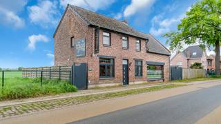 Welkom op de Molenveld 21 te Dilsen-Stokkem.<br /><br />Bent u op zoek naar een instapklare en veelzijdige woning op een uitstekende locatie in Dilsen-Stokkem?<br />Bent u op zoek naar een eigendom waar wonen en werken perfect gecombineerd kunnen worden, met mogelijkheden voor een kapsalon en of praktijkruimte?<br />Dan is deze woning precies wat u zoekt!<br /><br />Ontdek deze woning alvast via de videoreportage:<br />👉 https://vimeo.com/1192190623<br /><br />Deze woning werd oorspronkelijk gebouwd in 1918 op een perceel van 4a 99ca. Deze woning werd doorheen de jaren grondig gerenoveerd en gemoderniseerd. Hierdoor geniet u vandaag van een instapklare woning met hedendaags wooncomfort.<br /><br />Met een netto bewoonbare oppervlakte van ca. 201 m² en een bruikbare oppervlakte van ca. 230 m² biedt deze woning verrassend veel ruimte en mogelijkheden voor gezinnen of kandidaat-kopers die wonen en werken willen combineren.<br /><br />Troeven van de woning:<br />✔ Instapklare en gerenoveerde woning <br />✔ Handelsruimte/kapperszaak aanwezig<br />✔ Dubbel glas in PVC en aluminium<br />✔ Verwarming op gas &amp; gashaard<br />✔ Gunstig EPC ( C-label )<br />✔ 3 slaapkamers <br />✔ 2 badkamers<br />✔ Zonnepanelen aanwezig<br />✔ Airconditioning aanwezig<br />✔ 24 zonnepanelen aanwezig<br />✔ Inpandige garage<br /><br />Indeling<br /><br />Gelijkvloers: 126 m² <br />Het gelijkvloers bestaat uit: inkomhal, toilet, kappersruimte, woonkamer, eetkamer, keuken, badkamer en garage.<br /><br />Verdiep 1: 75 m²<br />Via de vaste trap bereikt u het verdiep.<br />Op het verdiep beschikt u over een nachthal, slaapkamer 1, slaapkamer 2, slaapkamer 3 en badkamer.<br /><br />Tuin:<br />De tuin is volledig omheind en aangelegd.<br />De breedte van het perceel, vanaf de bouwlijn, bedraagt circa 31 meter.<br /><br />Documenten<br />Het EPC-verslag en de grondplannen kan u eenvoudig downloaden in bijlage. Het asbestattest en de elektrische keuring is in aanvraag en wordt u spoedig bezorgd.<br /><br />Interesse in een bezichtiging?<br />Bel ons via 089 391 555 of mail naar info@frerevastgoed.be.<br /><br />* Opmetingen van de binnenmaten zijn indicatief en kunnen licht afwijken.